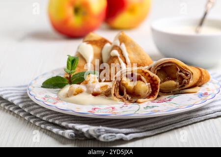 Dünne Pfannkuchen mit Äpfeln. Stockfoto