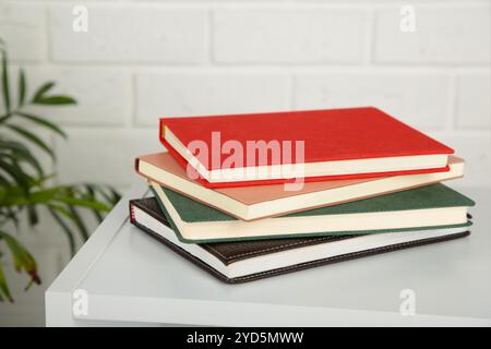 Tisch mit Notizbüchern auf hellem Hintergrund. Draufsicht Stockfoto