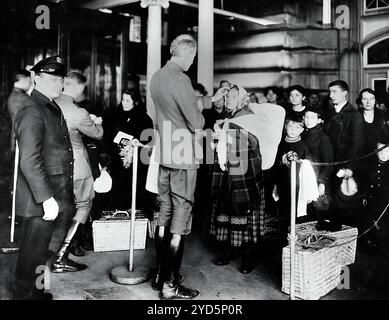 Ärzte des öffentlichen Gesundheitsdienstes überprüfen Einwanderer, die in die Vereinigten Staaten kommen, auf Anzeichen von Krankheit. Stockfoto