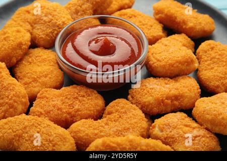 Chicken Nuggets mit Ketchup auf dunklem Hintergrund. Draufsicht Stockfoto