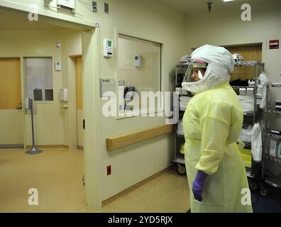 Pflegende mit Schutzausrüstung in der NIH Clinical Center Special Clinical Studies Unit (SCSU). Stockfoto