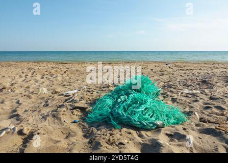 Teil eines Fischernetzes an einem Sandstrand Stockfoto