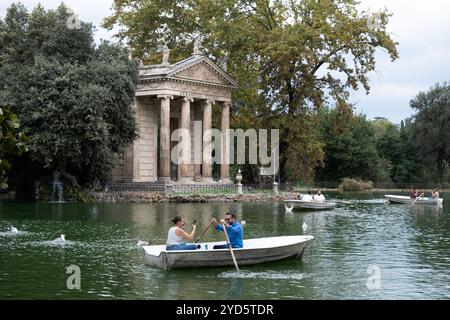 Ruderer auf dem See vor dem Tempel des Äskulapius und dem See der Villa Borghese Stockfoto