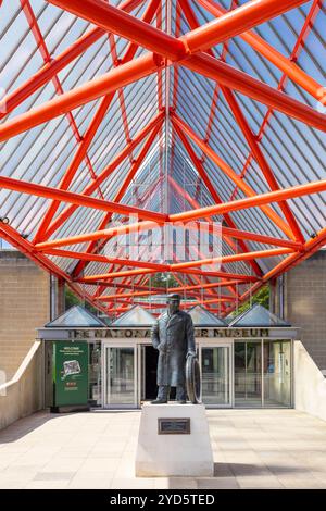 Bronzestatue von Edward Lord Montagu vor dem Beaulieu National Motor Museum in Beaulieu Hampshire England Großbritannien GB Europa Stockfoto