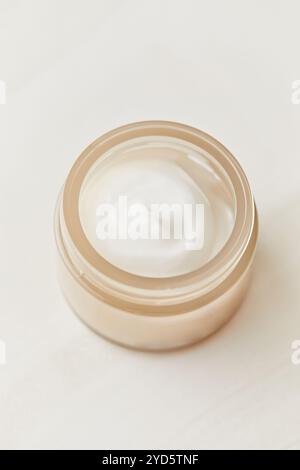 Gesichtscreme Feuchtigkeitscreme, Glasglas, Hautpflege und Kosmetik, Beauty-Produktkonzept. Nahaufnahme. Stockfoto