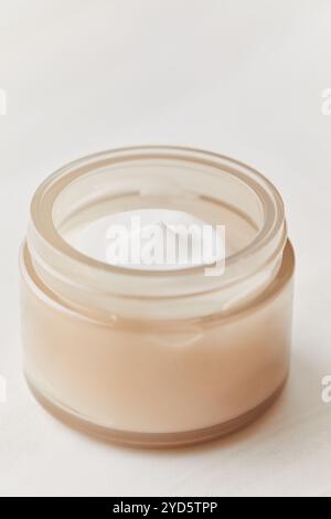 Gesichtscreme Feuchtigkeitscreme, Glasglas, Hautpflege und Kosmetik, Beauty-Produktkonzept. Nahaufnahme. Stockfoto