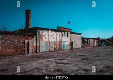 Alte verlassene Industriegebäude mit Ziegelmauern Stockfoto