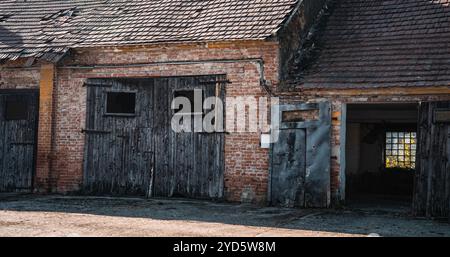 Alte verlassene Industriegebäude mit Ziegelmauern Stockfoto