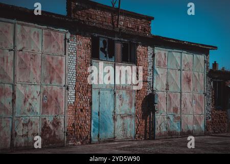 Alte verlassene Industriegebäude mit Ziegelmauern Stockfoto