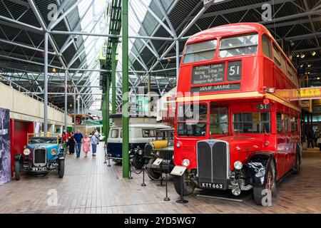 Red London Bus A 1950 AEC Regent MkIII RT Doppeldeckerbus in der Haupthalle Beaulieu National Motor Museum in Beaulieu Hampshire England Großbritannien GB Europa Stockfoto