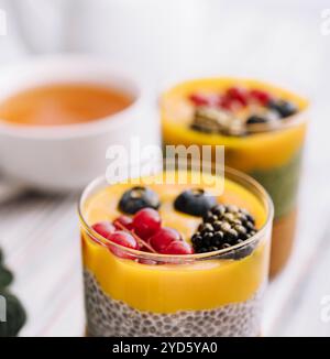 Gesunder veganer Chia-Pudding mit Mangohauce und frischen Beeren Stockfoto