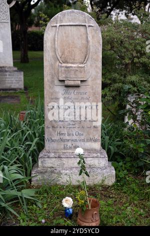 Grabstein von John Keats und Joseph Severn auf dem nicht-katholischen Friedhof für Ausländer in Testaccio, Rom, Italien Stockfoto