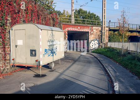 Graffiti in und an der Unterführung in der Heeserstraße. Ebenfalls wurde Graffiti auf einen Bauwagen gespruht gesprüht. Graffiti am 25.10.2024 in Siegen/Deutschland. *** Graffiti in und auf der Unterführung in der Heeserstraße wurde Graffiti auch auf einem Bauanhänger Graffiti am 25 10 2024 in Siegen gesprüht Stockfoto