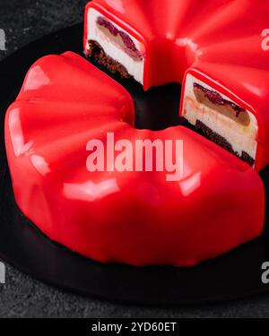 Zeitgenössischer Schokoladen-Kirsch-Mousse-Kuchen mit Kirschglasur Stockfoto