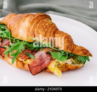 Frisches Sandwich mit Speck und Rührei Stockfoto