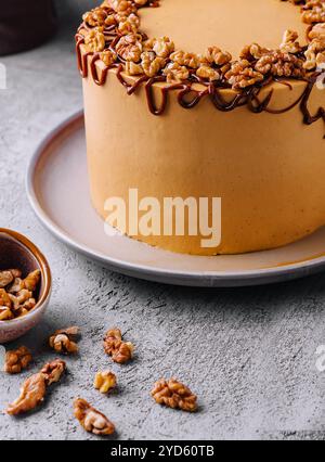 Köstlicher Biscuit Toffee Kuchen auf dem Teller Stockfoto