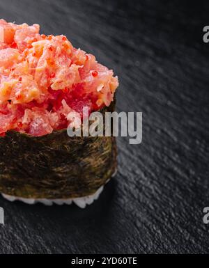 Gunkan Sushi mit Thunfisch und Tobiko auf Schwarz Stockfoto