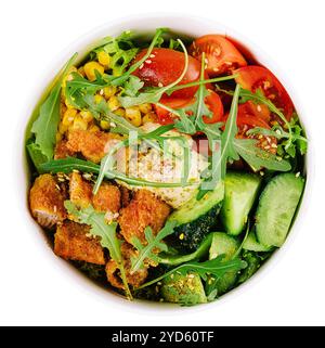 Salat mit gebratenen Hähnchennuggets und Gemüse Stockfoto