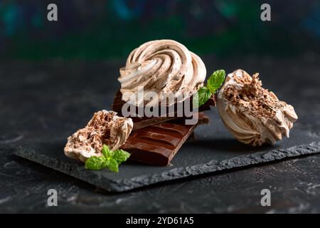 Meringues mit dunkler Schokolade. Stockfoto