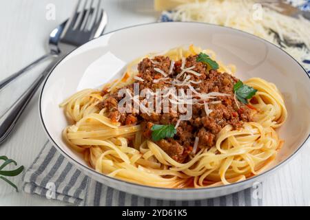 Linguini mit Sauce Bolognese. Stockfoto