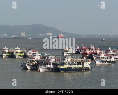 Boote im Hafen von Mumbai, in der Nähe von Gateway of India Stockfoto