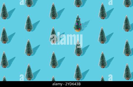 Weihnachtsmusterkomposition aus grünem Weihnachtsbaum auf blauem Hintergrund. Kreatives minimales Weihnachts- und Neujahrskonzept. Stockfoto