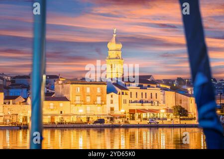 Inselstadt Krk mit abendlichem Blick aufs Wasser Stockfoto