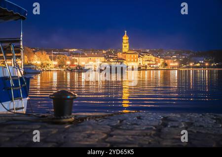 Inselstadt Krk mit abendlichem Blick aufs Wasser Stockfoto