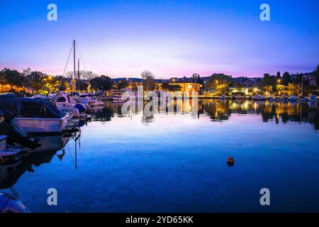 Farbenfroher Blick auf den Hafen in der Stadt Krk Stockfoto