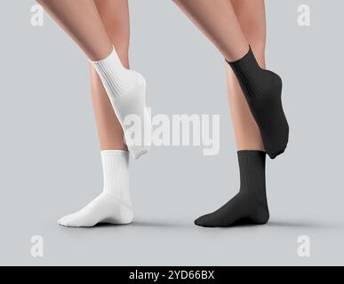 Vorlage aus weißen, schwarzen mittelgroßen Socken an den Damenbeinen, Seitenansicht, ein Fuß gestreckt, Knöchelbekleidung mit elastischem Band. Mockup von durchschnittlicher Kleidung auf den Füßen, Stockfoto