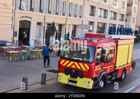 Marseille. Frankreich - 24. Oktober 2024: Renault Truck von der Marine Feuerwehr Marseille fährt auf der Straße mit einer Bar im Hintergrund und einem Pass Stockfoto