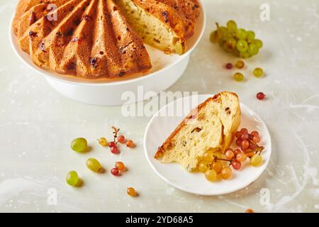 Köstlicher hausgemachter Traubenschwamm-Kuchen mit edlem Schimmelkäse auf einem Steinhintergrund. Stockfoto