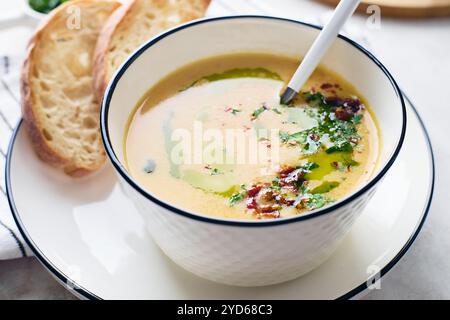 Schüssel Kartoffelsuppe mit Petersilie und Speck mit gerösteten Brotcroutons in einer weißen Schüssel. Komfortmahlzeit Stockfoto