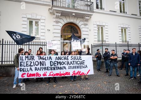 Rom, Rm, Italien. Oktober 2024. Studenten der Universität treffen sich vor dem Ministerium für Universität und Forschung, um gegen die Misswirtschaft der Wahlen der Studentenvertretung und die Entscheidung, sie aufgrund der Überschwemmung der Server der einzigen Wahlsoftware-Management-Plattform auszusetzen (Credit Image: © Marco Di Gianvito/ZUMA Press Wire) NUR REDAKTIONELLE VERWENDUNG! Nicht für kommerzielle ZWECKE! Stockfoto