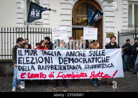 Rom, Rm, Italien. Oktober 2024. Studenten der Universität treffen sich vor dem Ministerium für Universität und Forschung, um gegen die Misswirtschaft der Wahlen der Studentenvertretung und die Entscheidung, sie aufgrund der Überschwemmung der Server der einzigen Wahlsoftware-Management-Plattform auszusetzen (Credit Image: © Marco Di Gianvito/ZUMA Press Wire) NUR REDAKTIONELLE VERWENDUNG! Nicht für kommerzielle ZWECKE! Stockfoto