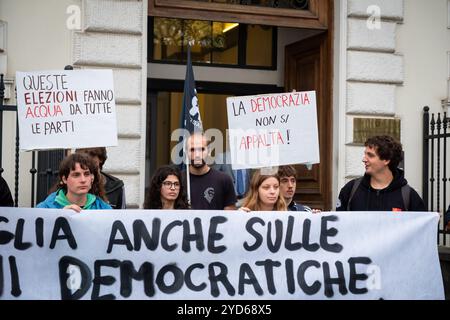 Rom, Rm, Italien. Oktober 2024. Studenten der Universität treffen sich vor dem Ministerium für Universität und Forschung, um gegen die Misswirtschaft der Wahlen der Studentenvertretung und die Entscheidung, sie aufgrund der Überschwemmung der Server der einzigen Wahlsoftware-Management-Plattform auszusetzen (Credit Image: © Marco Di Gianvito/ZUMA Press Wire) NUR REDAKTIONELLE VERWENDUNG! Nicht für kommerzielle ZWECKE! Stockfoto