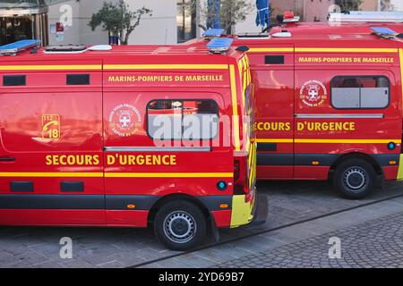 Marseille. Frankreich - 24. Oktober 2024: Marseille, Frankreich - 25. Oktober 2024: Krankenwagen der Seefeuerwehr Marseille parken und bereit für die Rettungsaktion Stockfoto