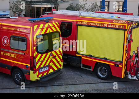 Marseille. Frankreich - 24. Oktober 2024: Marseille, Frankreich - 25. Oktober 2024: Gruppe von Krankenwagen der Seefeuerwehr Marseille parkt auf der s Stockfoto