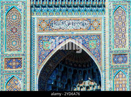 Fragment einer gekachelten Wand mit arabischem Mosaik der Moschee in Sankt Petersburg, Russland Stockfoto