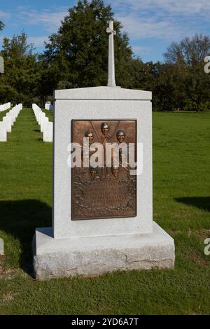 Ein Steindenkmal auf dem Arlington Cemetery ehrt die Space Shuttle Challenger Crew mit gravierten Gesichtern und Namen. Es steht in einer ruhigen, grünen Umgebung Stockfoto