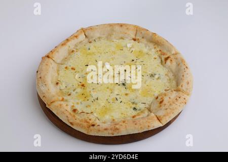 Vier Käse-Pizza auf Holzbrett isoliert auf weißem Hintergrund. Stockfoto