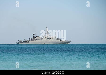 Die Fregatte der Royal Thai Navy segelt am meerblauen Himmel, keine Leute Stockfoto