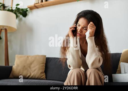 Eine Frau drückt ihre Gefühle aus, während sie am Telefon kommuniziert und sich zu Hause beunruhigt fühlt. Stockfoto