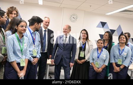 Neu Delhi, Indien. Oktober 2024. Bundeskanzler OLAF Scholz (SPD) besucht das Airbus-Trainingszentrum. Der Bundeskanzler nimmt an der Eröffnung des neuen Hauptquartiers von Airbus India Teil. Quelle: Hannes P. Albert/dpa/Alamy Live News Stockfoto