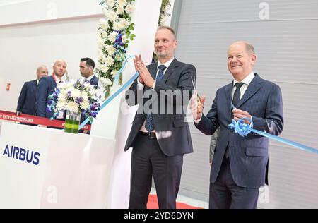 Neu Delhi, Indien. Oktober 2024. OLAF Scholz (SPD, r), Bundeskanzler, und Michael Schöllhorn, CEO von Airbus Defense and Space, schnitten ein Eröffnungsband. Der Bundeskanzler nimmt an der Eröffnung des neuen Hauptquartiers von Airbus India Teil. Quelle: Hannes P. Albert/dpa/Alamy Live News Stockfoto