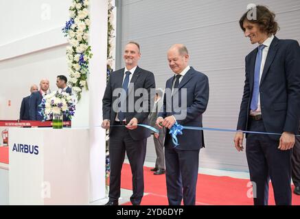 Neu Delhi, Indien. Oktober 2024. OLAF Scholz (SPD, M), Bundeskanzler Michael Schöllhorn, CEO von Airbus Defense and Space, und Remi Maillard, CEO von Airbus India, schnitten ein Eröffnungsband. Der Bundeskanzler nimmt an der Eröffnung des neuen Hauptquartiers von Airbus India Teil. Quelle: Hannes P. Albert/dpa/Alamy Live News Stockfoto