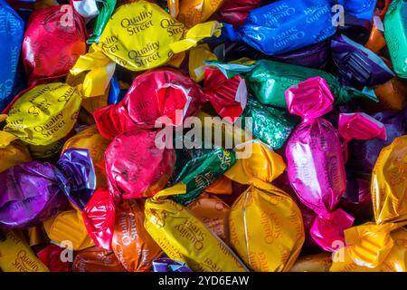 Quality Street Pralinen in recycelbaren Papierverpackungen. Stockfoto