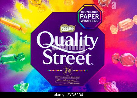 Auf dem Deckel einer Kanne mit Quality Street Pralinen steht, dass sie sich jetzt in recycelbaren Papierverpackungen befinden. Die Schachtel ist auch Pappe und recycelbar. Stockfoto