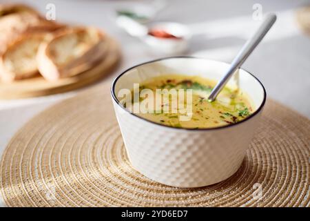 Schüssel Kartoffelsuppe mit Petersilie und Speck mit gerösteten Brotcroutons in einer weißen Schüssel. Komfortmahlzeit Stockfoto