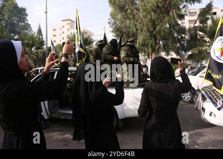 Gaza, Palästina. Juni 2020. Frauen trauern um den Tod des ehemaligen Führers des palästinensischen Islamischen Dschihad Ramadan Shalah während einer symbolischen Beerdigung von Shalah in Gaza-Stadt, die von der palästinensischen Organisation organisiert wurde. Ramadan Schalah, der von 1995 bis 2018 den islamischen Jihad in Palästina führte, wurde am Sonntag in Damaskus begraben, nachdem er am Samstag wegen einer langen Krankheit verstorben war. Der palästinensische Islamische Jihad wurde Ende der 70er Jahre im Gazastreifen gegründet, nachdem die israelische Besetzung des Gazastreifens und des Westjordanlands während des Krieges von 1967 stattgefunden hatte Stockfoto